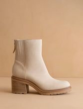 Load image into Gallery viewer, bone lug chelsea boots