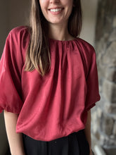 Load image into Gallery viewer, wine flowy half sleeve top