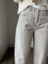 Load image into Gallery viewer, tan plaid barrel