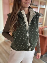 Load image into Gallery viewer, morning hike sherpa vest