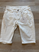 Load image into Gallery viewer, rubberband stretch denim ivory bermuda shorts