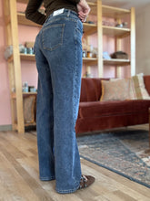 Load image into Gallery viewer, classic mid-rise straight leg denim