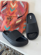 Load image into Gallery viewer, black cloud lightweight slide sandal