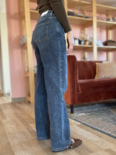 Load image into Gallery viewer, classic mid-rise straight leg denim