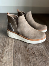 Load image into Gallery viewer, blowfish mocha hybrid sneaker