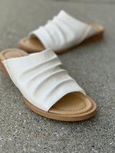 Load image into Gallery viewer, blowfish bone atlantah sandals