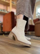 Load image into Gallery viewer, bone lug chelsea boots