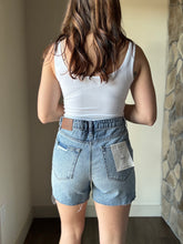 Load image into Gallery viewer, hidden sofie medium light mom shorts