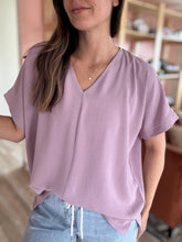 Load image into Gallery viewer, dusty lilac lightweight v-neck