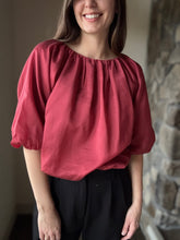 Load image into Gallery viewer, wine flowy half sleeve top