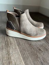 Load image into Gallery viewer, blowfish mocha hybrid sneaker