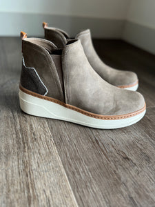blowfish mocha hybrid sneaker