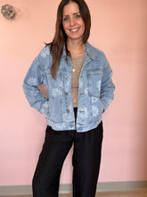 Load image into Gallery viewer, vintage daisy printed denim jacket