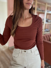 Load image into Gallery viewer, essential rust long sleeve tee