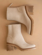 Load image into Gallery viewer, bone lug chelsea boots