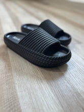 Load image into Gallery viewer, black cloud lightweight slide sandal