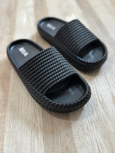 Load image into Gallery viewer, black cloud lightweight slide sandal