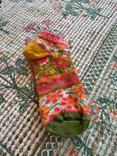 Load image into Gallery viewer, natural life cozy floral ankle socks