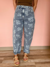 Load image into Gallery viewer, floral printed denim barrel jeans