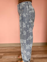 Load image into Gallery viewer, floral printed denim barrel jeans