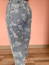 Load image into Gallery viewer, floral printed denim barrel jeans