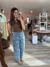 Load image into Gallery viewer, floral printed denim barrel jeans