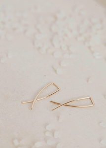 hello adorn mini pescados earrings