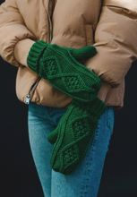 Load image into Gallery viewer, classic green cable mittens