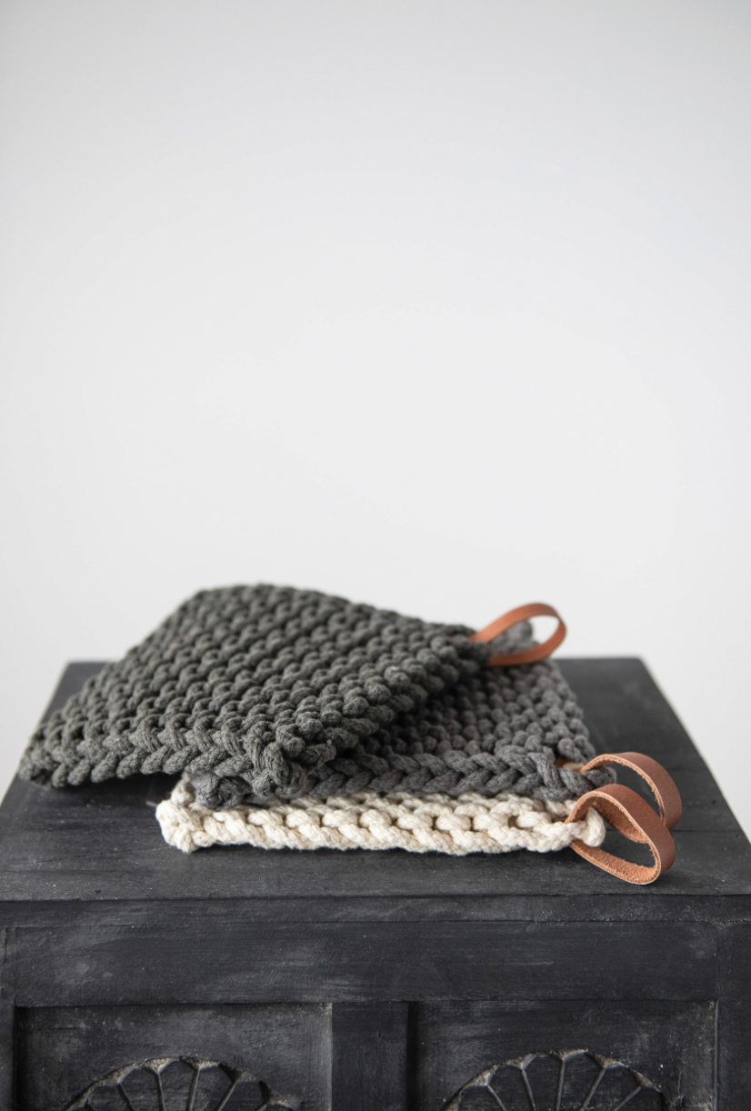 crochet pot holder with leather loop | 3 colors