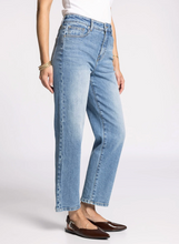 Load image into Gallery viewer, vintage sky straight leg jeans