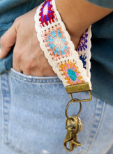 Load image into Gallery viewer, natural life crochet key fob cream