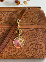Load image into Gallery viewer, natural life pressed flower keychain
