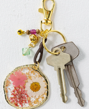 Load image into Gallery viewer, natural life pressed flower keychain