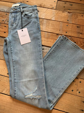 Load image into Gallery viewer, light wash midrise bootcut
